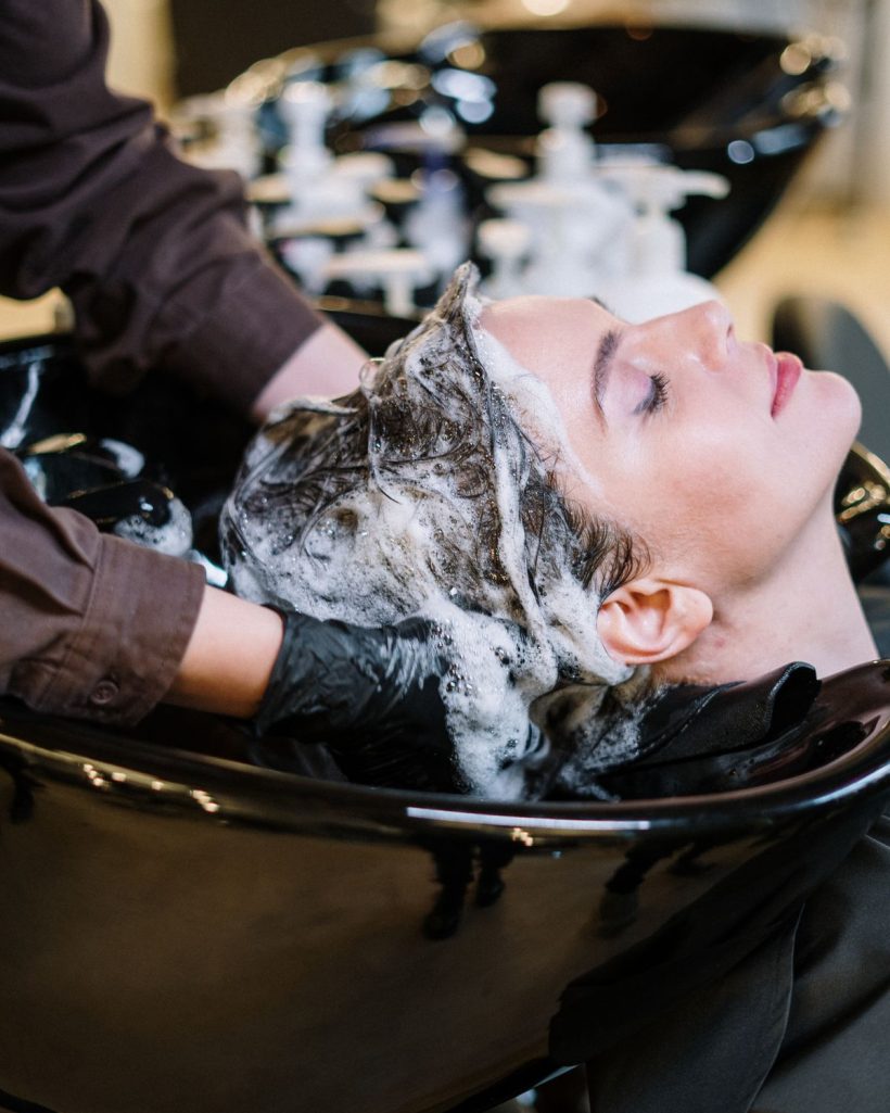 Cliente con un peinado profesional en Peluquería GLAM